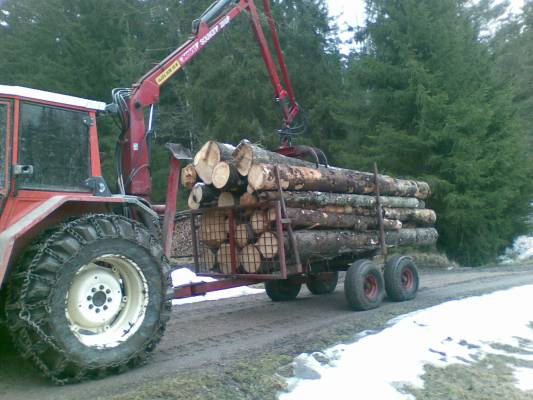 halkosouvi alkanu tän kevään osalta. ei isompia kuormia voinu laanille ajaa kun tiet pehminny nii pahasti
same explorer65 hakki souvari ja pinon vierellä massey ferguson 165S kairan kanssa
Avainsanat: same explorer65 massey ferguson 165S