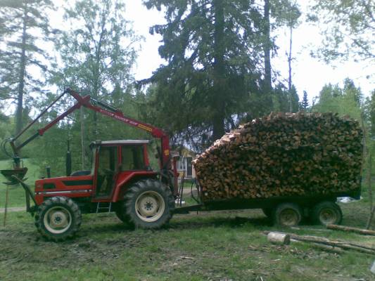 mahtuu sitä puuta kivasti pikku kärryillekkin kun oikein yrittää
same explorer 65, souvari, velsa 75 ja 18m3 halkoo kyydissä. ei tuntunu samen perässä edes pahalta vaikka reitti oli aika ylämäki voittoista
Avainsanat: same explorer 65