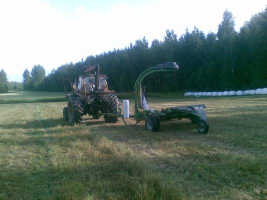 joutu käskee siskon kummisedän kääriin kun omaan tuli vettiilivaurio. ei muuten jaksanu nostaa elho 130cm paalia kyytii ni piti etukuormaajalla lastata
valmet 702 ja elho side liner 1502
Avainsanat: 702