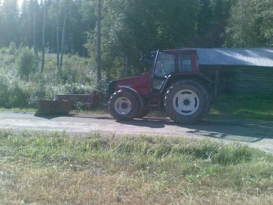 paskan ajon jälkeen valtion tietä siivoamassa. 
valtra 6550 ja VM. vähät kuvan ottamisen jälkeen joku mökkiläis mulkku pysäytti ja tuli meuhkaamaan että eilen likaantu auto ja nyt vaarannat liikenteen ajamalla alinopeutta ja keskellä mutkaista tietä. Mutta kyllä kaveri lähti liukkaasti meneen kun sanoin että alas häipyä ja vähän äkkiä ettei tartte auttaa. yritä tässä nyt sitte tehdäkkin jotai :S
Avainsanat: valtra 6550