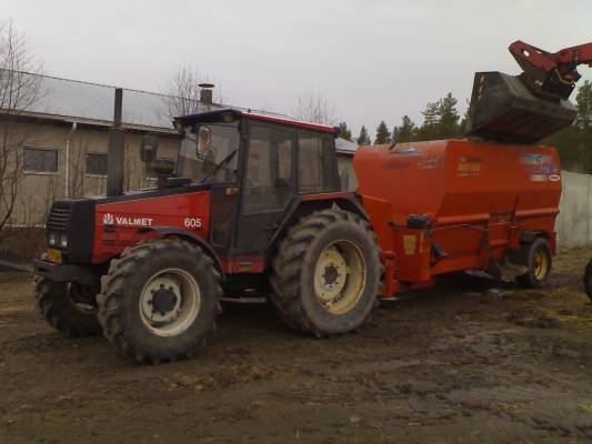 valmet 605 ja apevaunu
Avainsanat: valmet 605 seko apevaunu