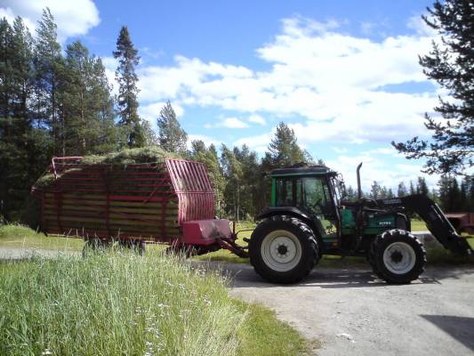 Valtra 900 & Welger-Tuhti
Nyt täälläkin päästiin jo kuivia heiniä ajamaan. Ja olisihan sinne vielä mahtunut.
Avainsanat: Valtra 900 Welger-Tuhti