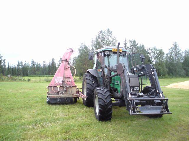 Valtra 900 & Teho Varsta 1200
Halvalla sai niin pitihän se tuommonen silppuri ostaa, jos vaikka kesantoja tms. silppuroisi.
Avainsanat: Valtra 900 TEho Varsta 1200