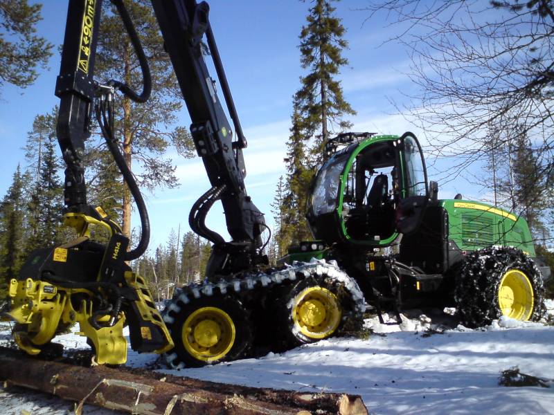 John Deere 1270E -11
Uutena, kevätauringossa paistattelee hän. Hankien aikaan, vieläpä iltapäivällä.
Avainsanat: John Deere 1270E