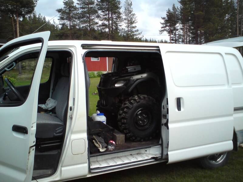 Toyota Hiace -06 & Suzuki -10
Mönkijän sovittelua autoon. Kyllähän se sinne mahtuu, mutta ei sitä tilaa liiemmälti ole.
Avainsanat: Toyota Hiace -06 Suzuki -10