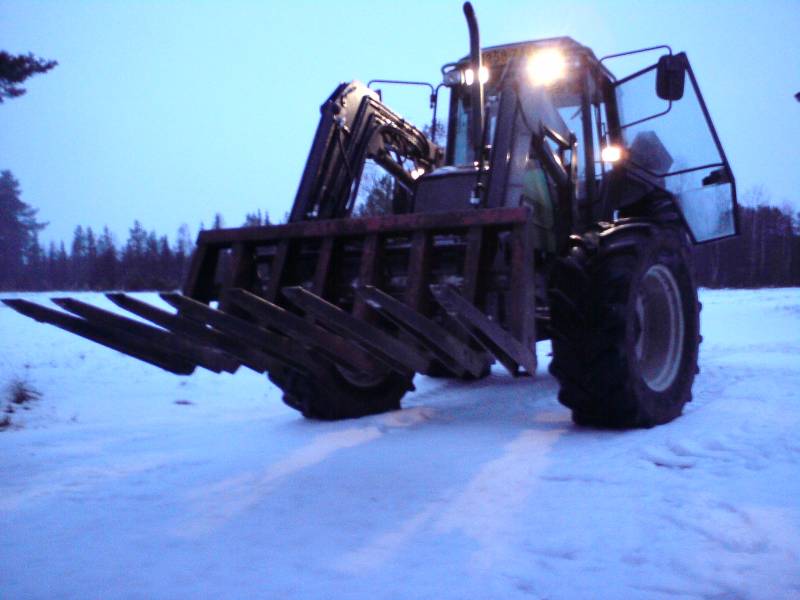 Valtra 900 & Patu 
Patu S-10 sontatalikko, tosin vain 8 piikkisenä. Joku rälläköinyt piikkejä. (Löytyihän se talikko kuormaajaan 2 vuotta siihen menikin) Jos jollakin on tietoa noista talikoista voisi avautua.
Avainsanat: Valtra 900 Pato