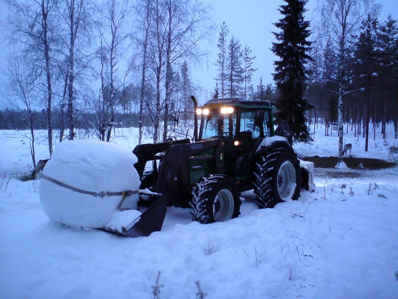 Valtra 900
Käyhän se paalin kuskaus näinkin. 
Avainsanat: Valtra 900