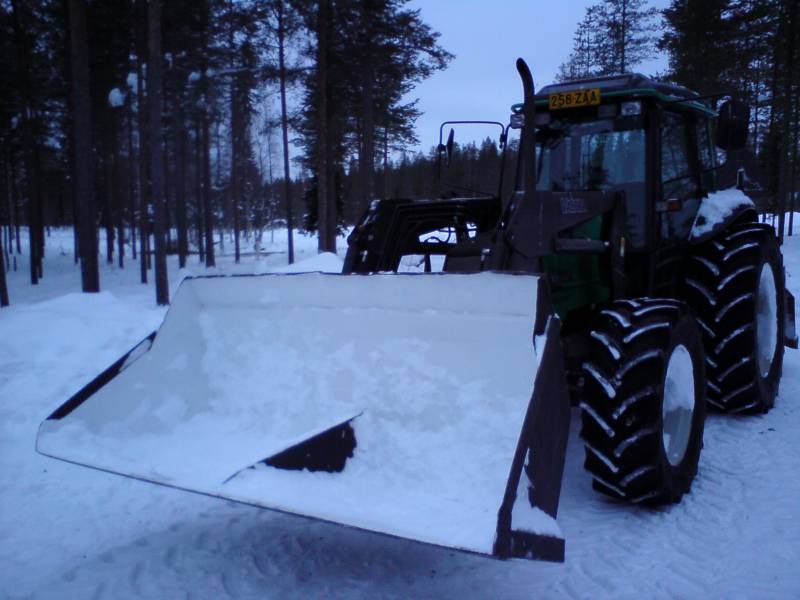 Valtra 900 + AT225
Tietäiskö joku kollegoista heleppoa  "muovi"maalia tuohon lumikauhaan, pohjan on "verreksiä". Ja se kuormaaja on se sama 740, ilman vakaajia ja niitä tunteja on noin 5500h, remonttejaki on, ei isoja. Hydraulipakan pultti on isoin, kuormaajan paineletku ja laturi. No, onhan se paikka melkein sama, varmaan jotkut hoksivat senki.
Avainsanat: Valtra 900 AT225