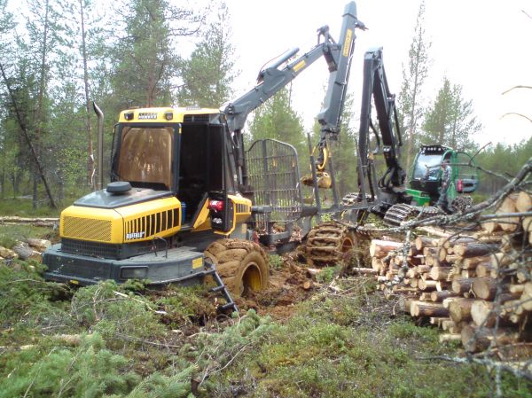 Ponsse Buffalo ADS & John Deere 1270E
Onneksi ystävä on aina turvana. Eine kangasmaat ole aina kovia. Joskus yötuurissakin joutuu päivällä hommiin. Ja toisessa renkaassa oli ketjut, näkyvä rengas tyhjeni muutamaa päivää aiemmin, sillä ei ketjuja.
Avainsanat: Ponsse Buffalo ADS John Deere 1270E