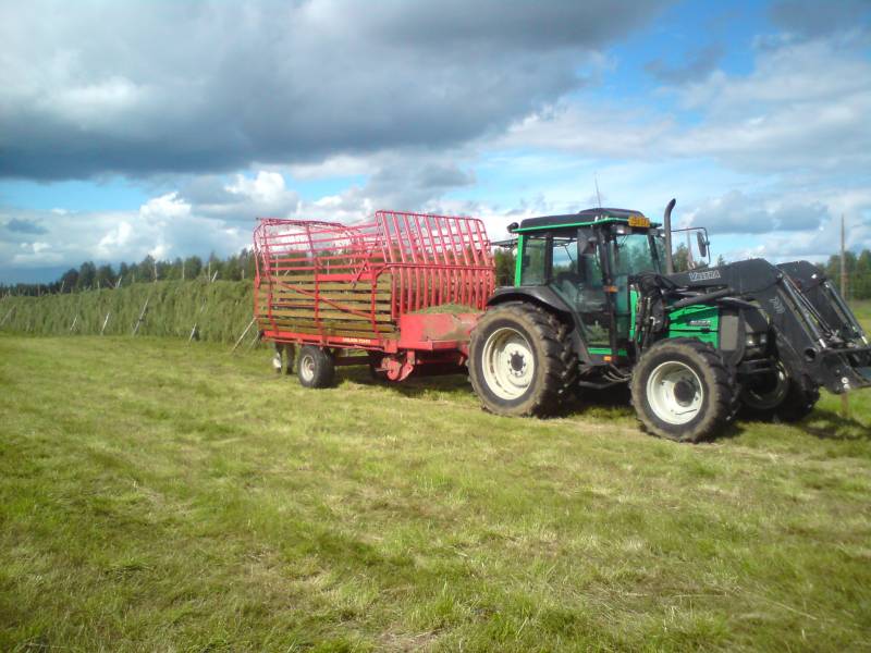 Valtra 900 & Welger-Tuhti
Haasion tekoa, tämmösenä kesänä pakko, ei kahta kuivaa päivää. 
Avainsanat: Valtra 900 Welger-Tuhti