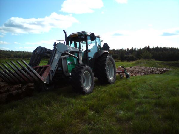 Valtra 900 & Kverneland
Syystyöt vauhdissa täällä pohjoisessa, voiko parempaa tekemistä olla perjantaina? Tahtoo olla vain hankalia nämä vanhat pellot kyntää, muoto ei kaikkein paras, vaan eiköhän sekin tässä tasoitu, kunhan jaksaa istua.
Avainsanat: Valtra 900 Kverneland