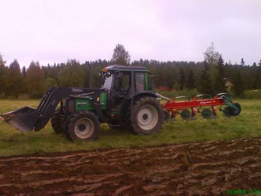 Valtra 900 & Kverneland AB 85
Syystyöt vauhdissa. Hyvinhän tuo pikkuinen jaksoi tuota karmean kokoista auraa kiskoa perässä. :)
Avainsanat: Valtra 900 Kverneland AB