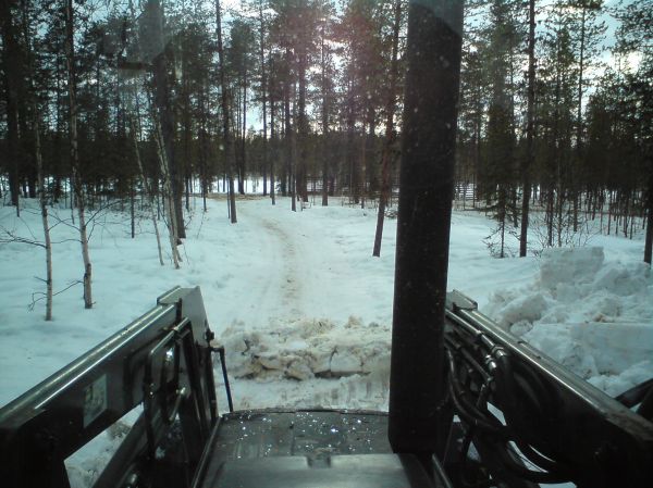 Valtra 900
Son muuten poijjaat aikastalailla luja pukata tuommosta talven kelekalla ajettua tietä, varsinkin kun ei ole enää ketjuja paikallaan. 
Avainsanat: Valtra 900