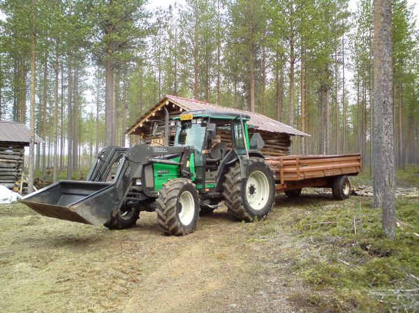 Valtra 900 & Rysky 9tn
Keväisiä siivoiluja osa 1. 
Avainsanat: Valtra 900 Rysky 9tn