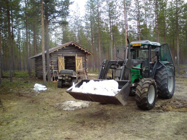 Valtra 900
Keväisiä siivoiluja osa2. Pyöröpaali muovit poies rumentamasta latojen ympäristöä.
Avainsanat: Valtra 900