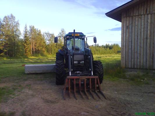 Valtra 900, Jf-Stoll, sekä wanha kivitalikko
Heinät niitetty, auman tekijää odotellessa.
Avainsanat: Valtra 900 JF-Stoll