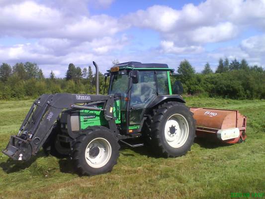 Valtra 900 & Elho 260
No nyt on päästy kuivanheinän tekoon täälläkin. Traktori 2000-luvulta, pöyhin 1980-luvulta. Ennen oli traktori 1970-luvulta ja tuo samainen pöyhin. Eli pöyhin on vanhempi kuin monet pottupellon käyttäjät.
Avainsanat: Valtra 900 Elho