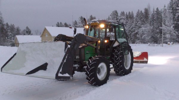 Valtra 900 & Vama
Lumitöitä näin uutta vuotta vasten, onhan tuota tullukki yli 20 cm pariin päivään.
Avainsanat: Valtra 900 Vama