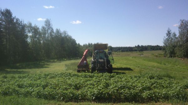 Valtra 900, Teho Varsta & Wärtsilä
Hoituuhan se työ kelasilppurillaki.
Avainsanat: Valtra 900 Teho Varsta Wärtsilä