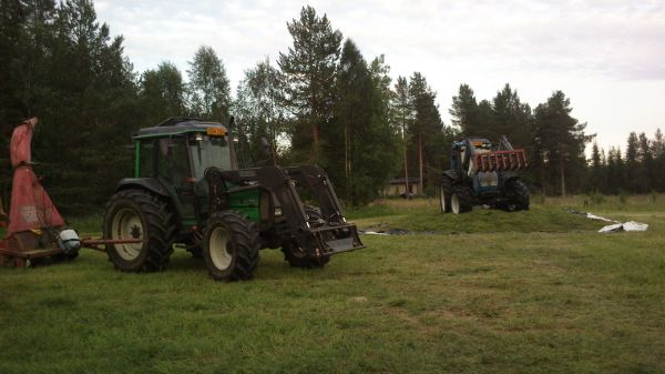 Valtra 900, Valtra A85 & Teho Varsta
Jotaki vihiriää, sinistä ja punasta
Avainsanat: Valtra 900 Valtra A85 Teho Varsta