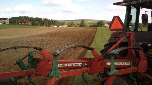 Valtra 900 & Kverneland
Pieni muotoista kyntöurakointia napapiirin pohjois puolella. Hyvin muuten näkyy edellisen kynnön raja. Ja niitä kiviä ei muuten tälläkään kerralla löytyny.
Avainsanat: Valtra 900 Kverneland