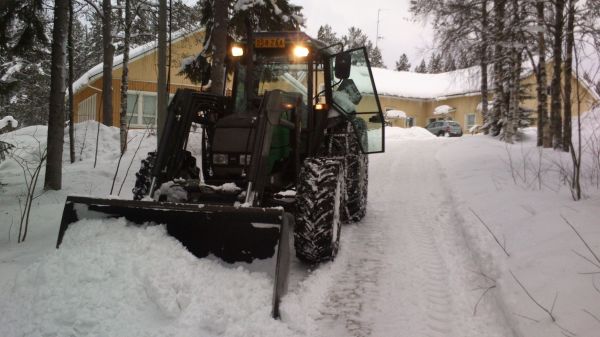 Valtra 900
Sitä polannetta aina vain kertyy vaikka kuinka hinkkaa lingolla. Vaan ompa mukava pukata ko on jää pohojalla.
Avainsanat: Valtra 900