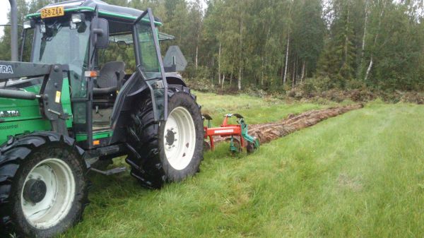 Valtra 900 & Kverneland
Kauven avausveto, märkää on. Ei tohtinu ihan ojanlaitaan mennä, helepompi jättää kyntämättä ko onkia raktoria jängästä. Ojat meleko täynä vettä, kiitos viime viikon vesisatteen.
Avainsanat: Valtra 900 Kverneland