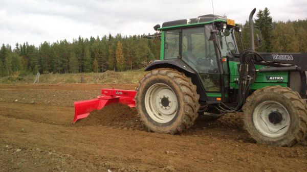 Valtra 900 & Vama
Pellon tasausta alakavan ruskaisissa maisemissa.
Avainsanat: Valtra 900 Vama