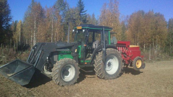 Valtra 900 & Juko
Syyskylvöä ruskaisissa maisemissa.
Avainsanat: Valtra 900 Juko