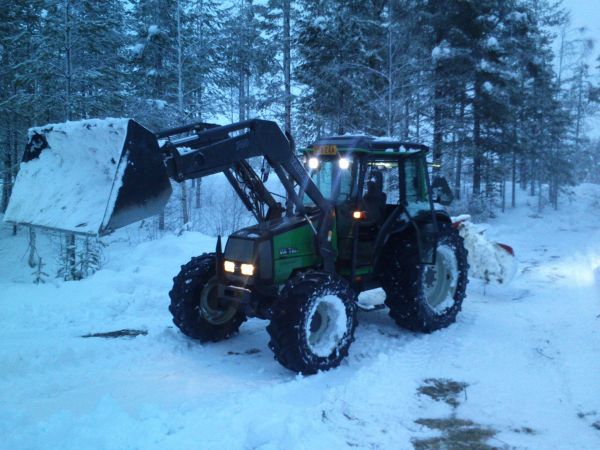 Valtra 900
Ai miten niin takkalakeli. Ei meinaa päivät enää kunnolla valjeta.
Avainsanat: Valtra 900