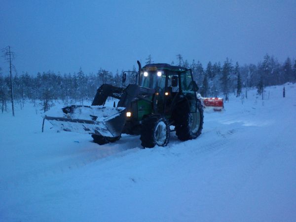 Valtra 900
Talvitien poljetusta. Tänä syksynä jääty kunnolla, tuosta ei kesällä pääse ees kävelemällä.
Avainsanat: Valtra 900