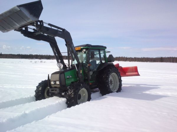 Valtra 900 & Vama
Siemenet tuli jo, vaan ei ihan vielä pääse kylvämään.
Avainsanat: Valtra 900 Vama