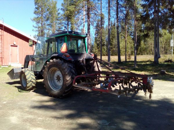 Valtra 900 & Hankmo
Pääsihän sitä tälläkin korkeudella peltotöihin.
Avainsanat: Valtra 900 Hankmo