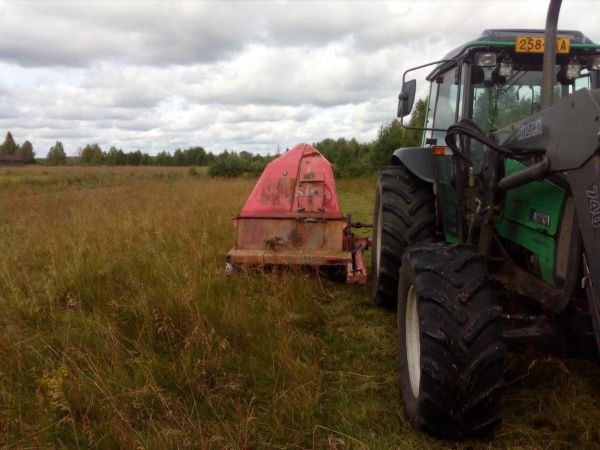 Valtra 900 & TehoVarsta 1200
Vanhan kelasilppurin uusi elämä itse tehtynä kesanto/vesakko murskaimena. Tosin löytyy vielä ehjä torvi jos tarvitsee aumaa joskus tehä, hyvä on aina varakoneita olla.
Avainsanat: Valtra 900 TehoVarsta 1200