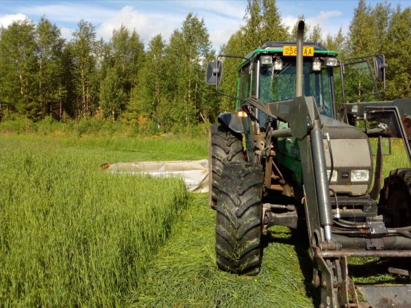 Valtra 900 & JF-Stoll
Ensimmäinen tuorerehusato, ei ollut niin hyvä kuin viime kesänä. Nämä siis paalattiin. Ja pari viikkoa myöhempään kuin tavallisesti.
Avainsanat: Valtra 900 JF-Stoll