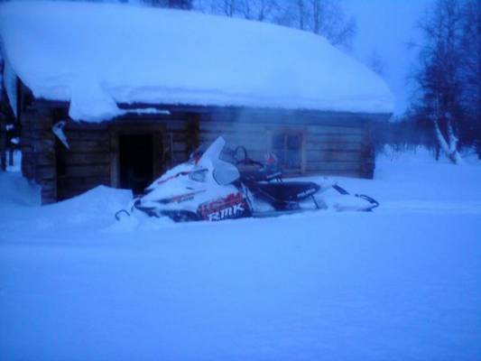 Polaris RMK 600 & Polaris RMK Dragon 700 
Makkaran paistossa vanhalla savottakämpällä. Keskikulutus oli kohdallaan pyöreästi 40l/100km. Puuterilunta yli metri, parhaillaan noin puolitoista metriä.
Avainsanat: Polaris RMK 600 Polaris Dragon 700