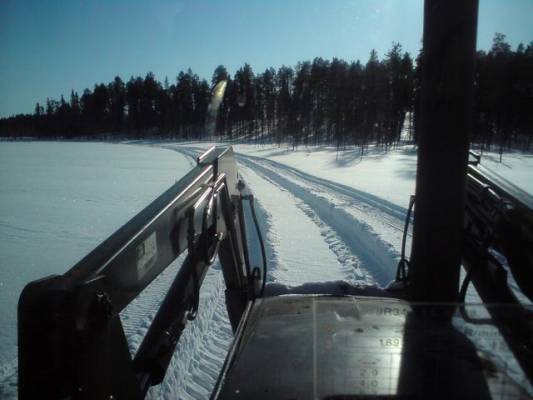 Valtra 900
Pororataa linkoillen, hyvin kesti edellis päivän jälki. Meinasi olla hieman pehmyt polanne ensin, lumi oli pehmittänyt sen kokonaan, piti linko jättää yöksi yksin jängälle. Yllättävän hyvä kuvanlaatu näissä uudemissa kamerapuhelimissa.
Avainsanat: Valtra 900