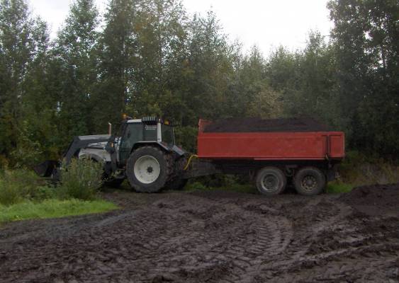 valtra 8400 ja maakärry
mullan ajoa
