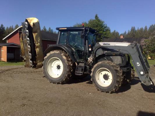 valtra n111ea ja krone
niittämään lähössä näin juhannuksen jälkeen..
Avainsanat: valtra krone