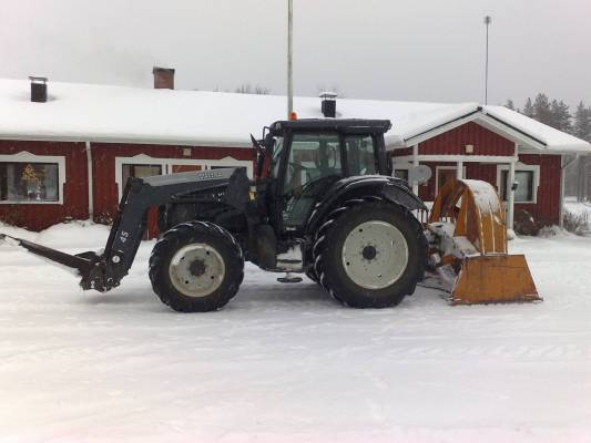 valtra ja asp suurteholinko.
piti käyvvä pari mettätietä aukasemassa asp:llä, ku ei viittiny lähtiä eskoa repimään sinne..
Avainsanat: valmet