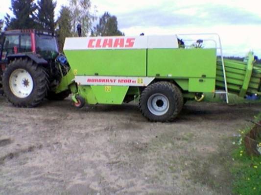 Claas Quadrant 1200 RC
kylän urakoitsian kalustoa.. 
Avainsanat: kantti