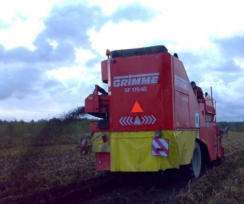 Grimme perunan nostokone
Siinä nostetaan tärkkiä, mutta kesken jäi kun oli nii sairaan märkää!!!
Avainsanat: Grimme