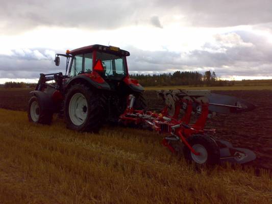 Kyntö 2008
Valtra ja Agroluxit
Avainsanat: Kyntö