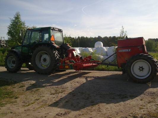 Koneet talviteloille!
Sai taasen viedä jyrsimen ja Simultan 10kk latoon pestyinä, ja rasvattuna. 
Avainsanat: talviteloille