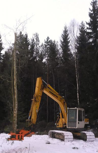 Pellonreunojen siistimistä
Komatsu PC120
Avainsanat: energiakoura komatsu