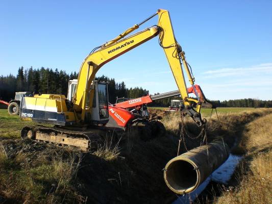 Ojarummun paikalleen laittoa.
13 reilun metrin halkasialla olevaa betonirenkasta yhtenä pötkönä ojarummuksi.
Komatsu PC120 & FH 6.28
Avainsanat: silta Komatsu ojarumpu Faresin