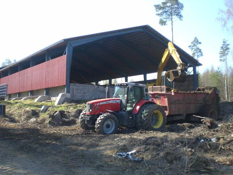 Sonnan ajoa.
Komatsu PC120, MF 6475 & Tempo
Avainsanat: Komatsu PC120 MF 6475 Tempo