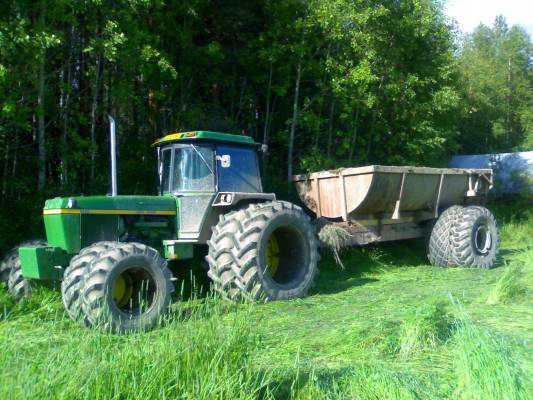 John Deere 4230
Tämmönen oli maata ajamassa kesällä kun tietä kunnostettiin...
Avainsanat: 4230