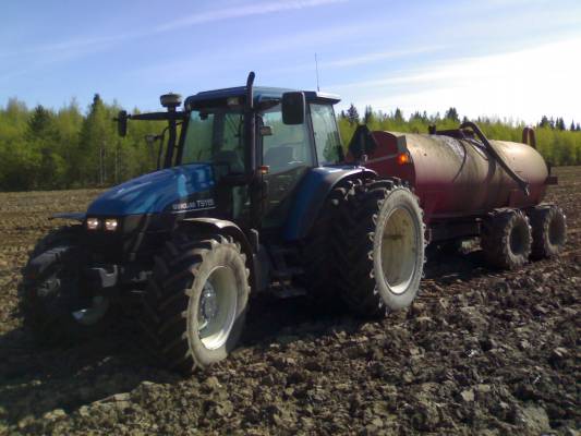 New Holland TS 115 ja Matti
Lietteen ajoa
Avainsanat: nh ts 115