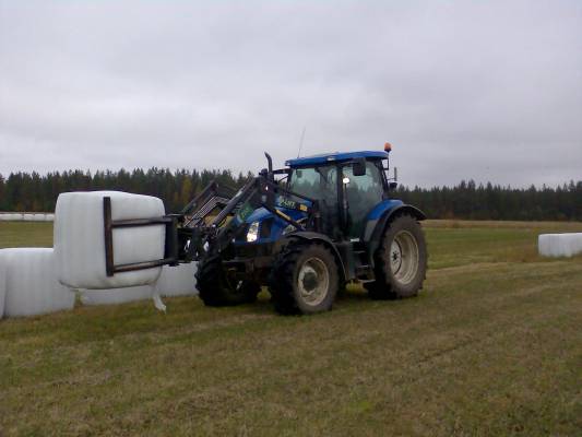 Paalin haussa
New Holland TS115A
Avainsanat: ts115a